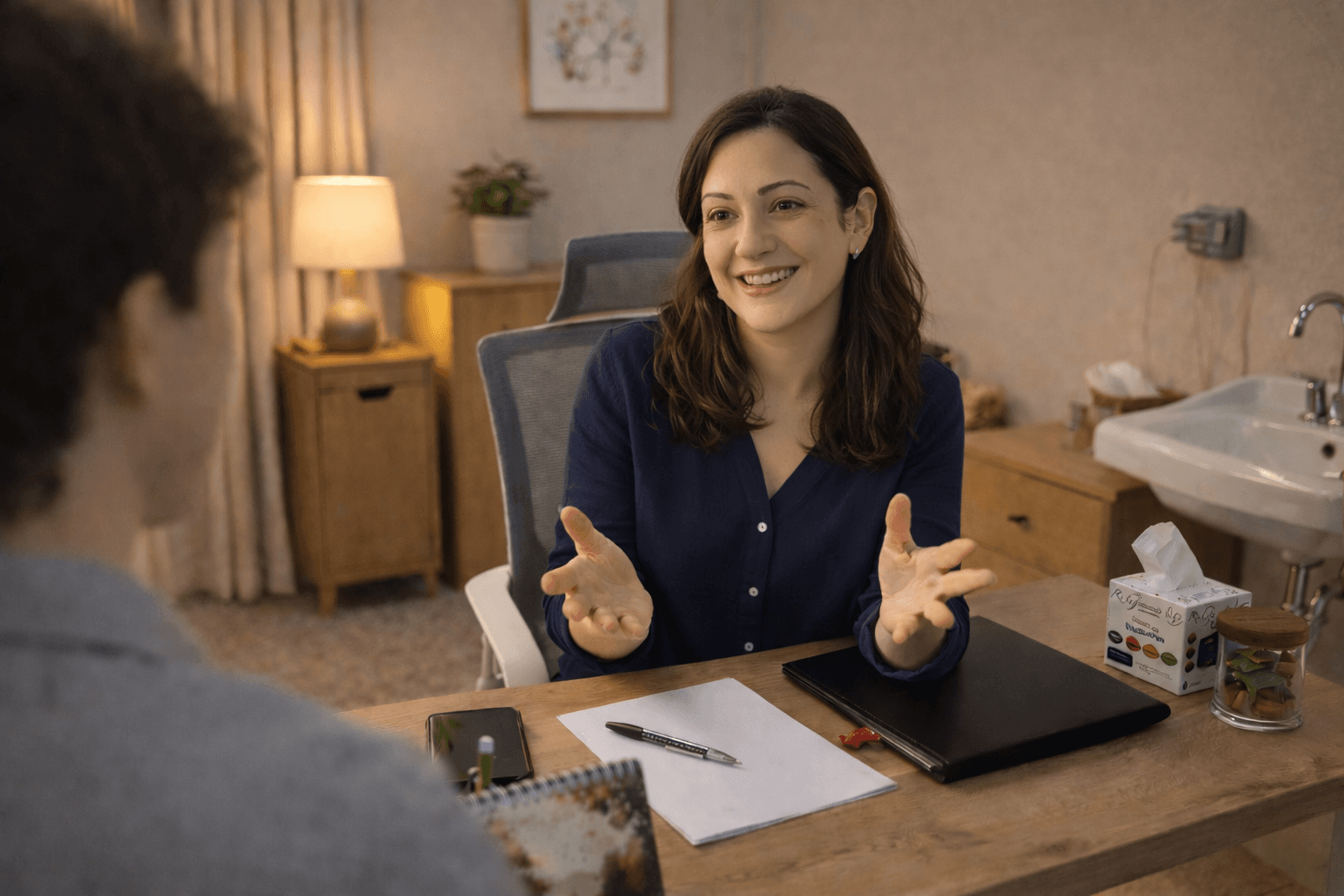 Dra. Daniela Málaga durante una consulta